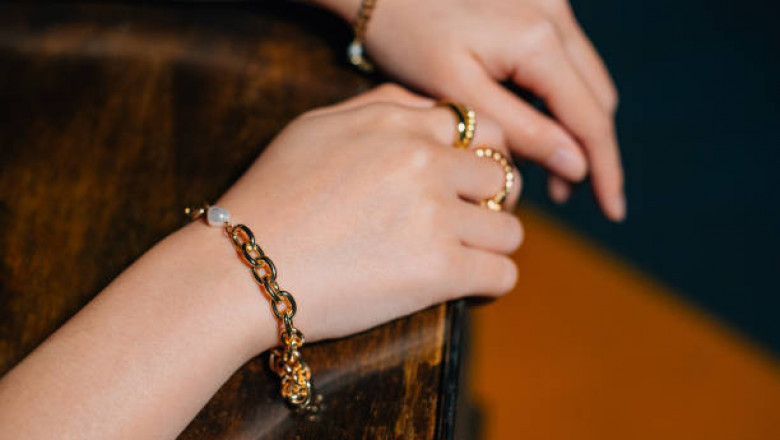 Gold Bracelets for Women: A Timeless Expression of Elegance