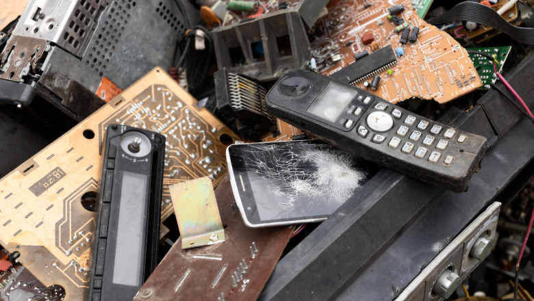 The Lifecycle of an Electronic Device: From Use to E-Waste